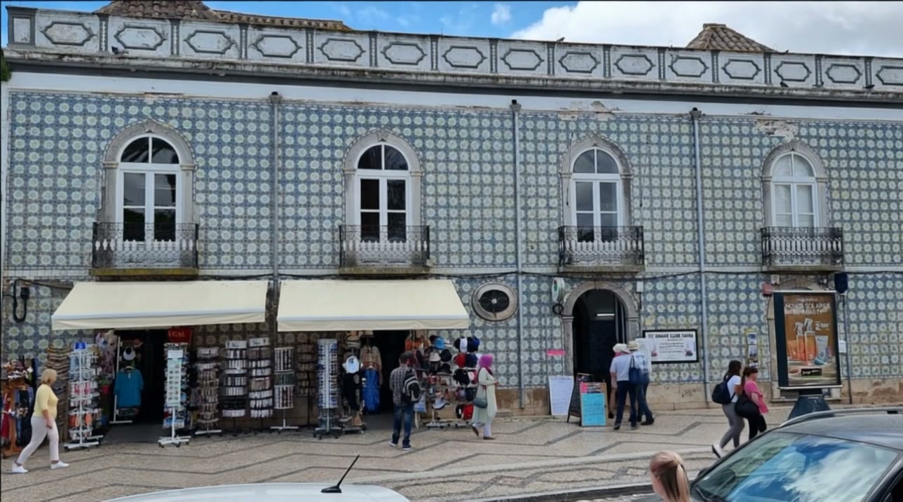 O edifício de azulejos do Ginásio Clube de Tavira
